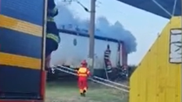 Incendiu la un vagon de călători pe ruta Ploiești – Slănic, în gara Plopeni. Toate persoanele aflate în tren s-au autoevacuat