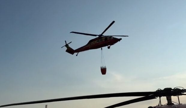 Trei elicoptere Black Hawk au fost mobilizate pentru stingerea incendiului de vegetație din Chilia Veche, Tulcea. Focul arde de patru zile