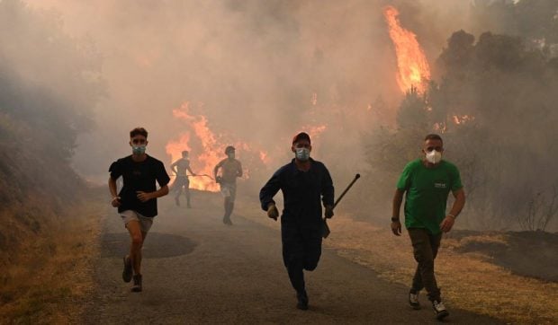 „Suntem gătiți de vii”: Incendiile din Europa au asediat europenii, din Muntenegru până în Spania