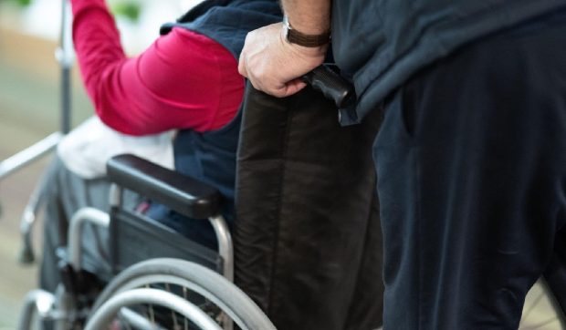 Ce valoare are pensia unei badante românce din Italia: „O viață de pușcărie fără gratii”
