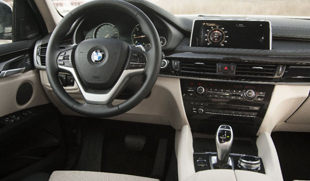 Un șofer de BMW, oprit în centrul Iașiului, a încercat să-i păcălească pe polițiști făcând schimb de locuri cu blonda din dreapta