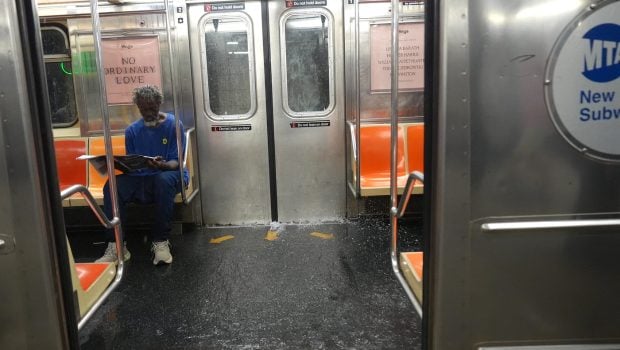Stare de urgenţă în New York şi New Jersey din cauza ploilor şi inundaţiilor. Peste 1.100 de zboruri au fost anulate