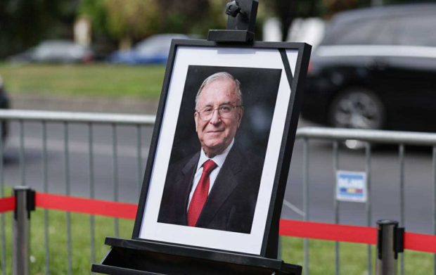 Cu cât se vinde o carte cu autograful lui Ion Iliescu. Prețul e destul de ridicat