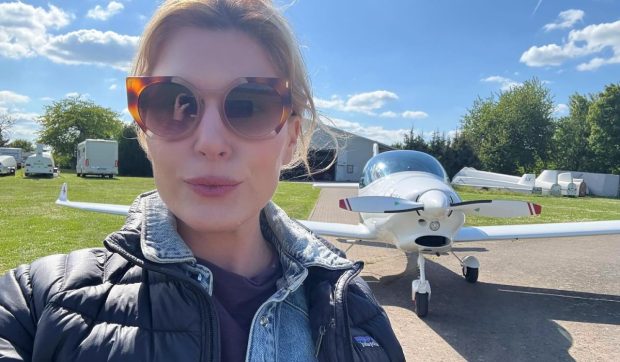 Un iPhone 16 Pro a căzut din avion și a „supraviețuit” aventurii. În ce stare a fost găsit apoi de proprietar