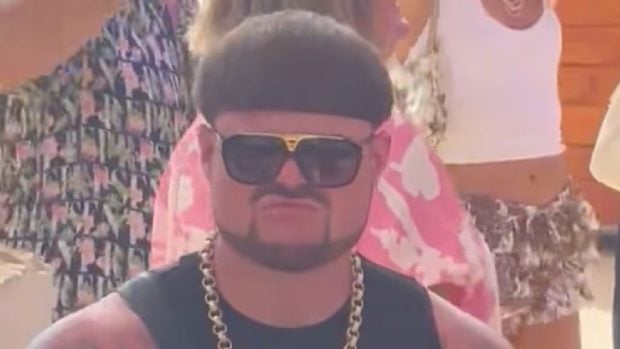 Fenomenul Jack Kay, petrecărețul care face senzație în Ibiza: „Spuneți-mi că aia e o pălărie!” | VIDEO