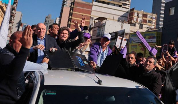 Milei, evacuat de urgență după ce protestatarii au atacat cu pietre mașina sa de campanie în Argentina