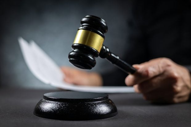 Bărbat condamnat la doar 2 ani cu suspendare și 2.000 de euro daune morale, după ce a abuzat-o sexual pe minora pe care o avea în plasament. Motivarea instanței, ținută la secret