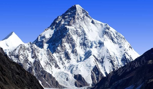 Un alpinist celebru, supraviețuitor al tragediei de pe K2, acuzat că a falsificat imagini pentru a pretinde că a cucerit vârfuri imposibile