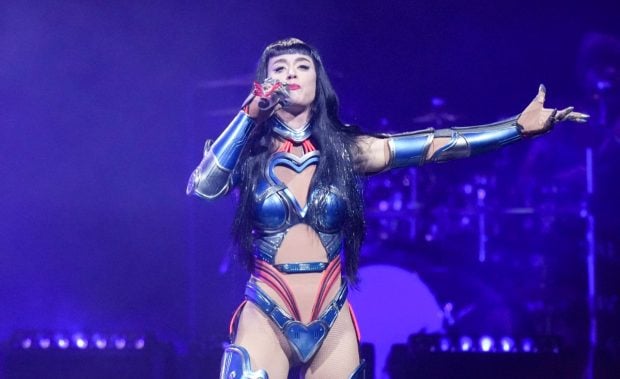 Katy Perry și-a arătat rănile suferite în timpul turneului său „Lifetimes”. După ce a fost aproape să cadă de la înălțime, acum are altă suferință