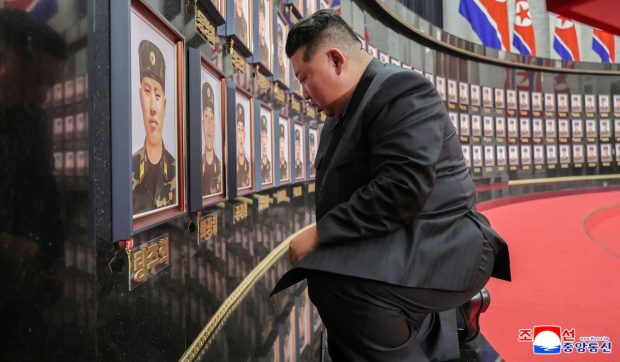 Kim Jong-un, în genunchi în fața fotografiilor sodaților nord-coreeni morți în războiul din Ucraina: „Au îndurat rafale de gloanțe”