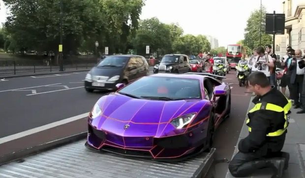 Un Lamborghini cu vopsea unică în lume a fost confiscat în primele 48 de ore de când a fost adus în Londra