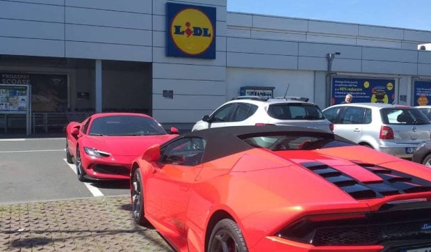 Săptămâna bogaților la Lidl. Cum „s-au întâlnit” un Lamborghini și un Ferrari în parcare