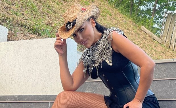 Imagine Stire Imagini cu Lavinia Pîrva în costum de baie. Cum a apărut soția lui Ștefan Bănică Jr. la plajă, alături de băiețelul ei | 2review.ro