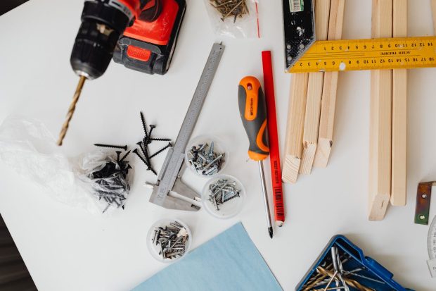 Top 5 seturi de scule indispensabile pentru orice pasionat de bricolaj