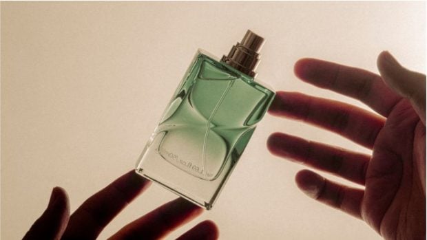 Cum să știi dacă un parfum este autentic când cumperi online