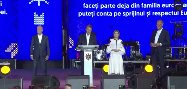Emmanuel Macron și Donald Tusk au vorbit în română în fața mulțimii din Piața Marii Adunări Naționale din Chișinău. Ce le-au transmis moldovenilor | VIDEO