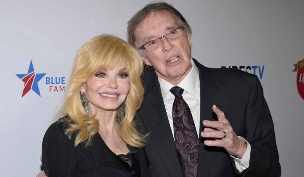 28 noiembrie 2023, Beverly Hills, California, Statele Unite
Actrița Loni Anderson, stanga, imbracata in negru, și Bob Flick, dreapta, in sacou negru si camasă albă, participă la evenimentul caritabil Gift of a Lifetime/Blue Star Families.