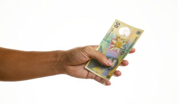 Ce salariu trebuie să aibă oamenii din Constanța aflați în „sărăcie energetică” pentru a primi tichete de 50 lei pentru factura la curent
