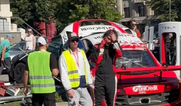 Fiul lui Mihai Leu a rupt cu un Audi R8 GT3 un parapet de beton. Marco Leu participa la Super Rally Timișoara