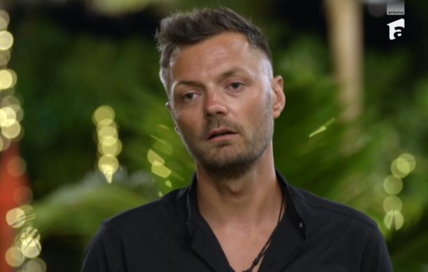 Imagine Stire Insula Iubirii, 20 august 2025. Marius Avram a mers în vila fetelor și a răscolit camera soției sale. Ce a căutat și cu cine s-a întâlnit concurentul | 2review.ro