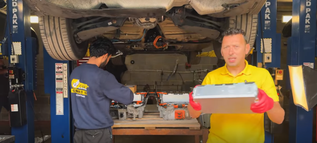 Un mecanic român a reparat bateria unui BMW 330e plug-in hibrid de 10 ori mai ieftin decât ceruse dealerul oficial