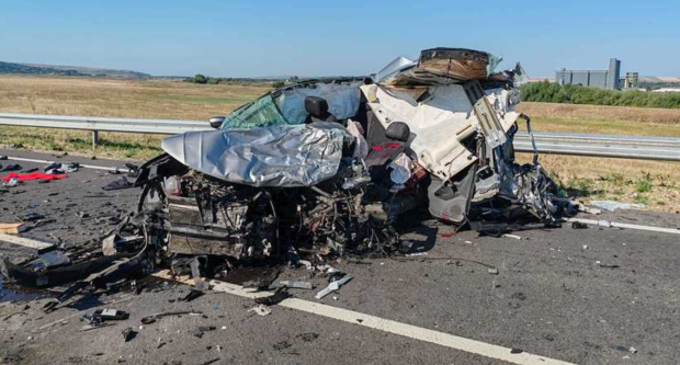O mașină de teren a intrat sub un TIR și a fost complet strivită, pe șoseaua de centură din Bârlad. Șoferul a murit pe loc