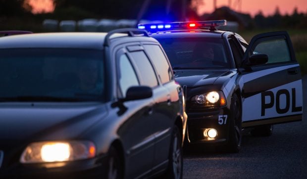 O mașină cu 10 români, oprită fiindcă mergea prea încet pe străzile din SUA: polițiștii i-au convins să le spună unde se aflau alți români, pentru a-i deporta