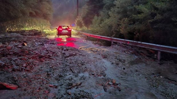 Traficul pe Transfăgărășan, complet blocat: zeci de mașini sunt prinse pe drumul de munte la venirea nopții
