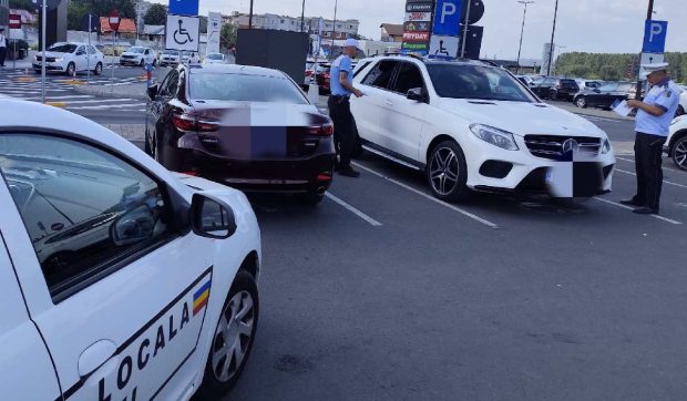 Ce au pățit șoferii cu Mercedes și BMW care au parcat pe locurile persoanelor cu dizabilități, la Pitești
