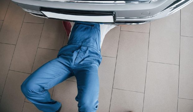 O femeie a întrebat un mecanic auto căruia i se vedeau doar picioarele sub un autoturism dacă i-a văzut mașina furată, apoi, imediat a sunat la numărul de urgență