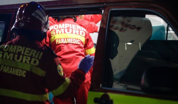 Un TIR s-a răsturnat pe șosea, iar șoferul a rămas prins între fiarele contorsionate ale cabinei și a murit, în Iași