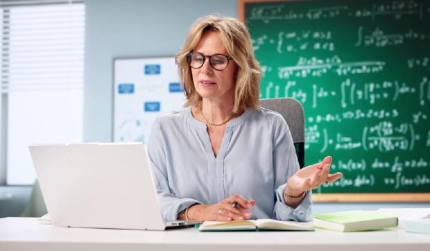 Profesorii din România câștigă mai bine decât alți angajați cu studii superioare. Raport OCDE