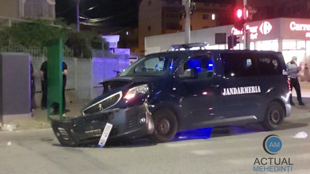 Incidente în lanț în Mehedinți. Doi polițiști bătuți, iar duba Jandarmeriei chemată în ajutor s-a ciocnit de altă mașină