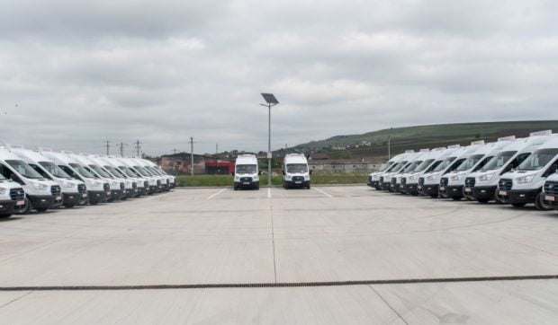Comisia Europeană ne-a dat bani prin PNRR să cumpărăm 3200 de microbuze electrice pentru școli. Consiliile Județene au luat doar 1300 de microbuze la prețuri dublate de firma familiei unei șefe din PNL