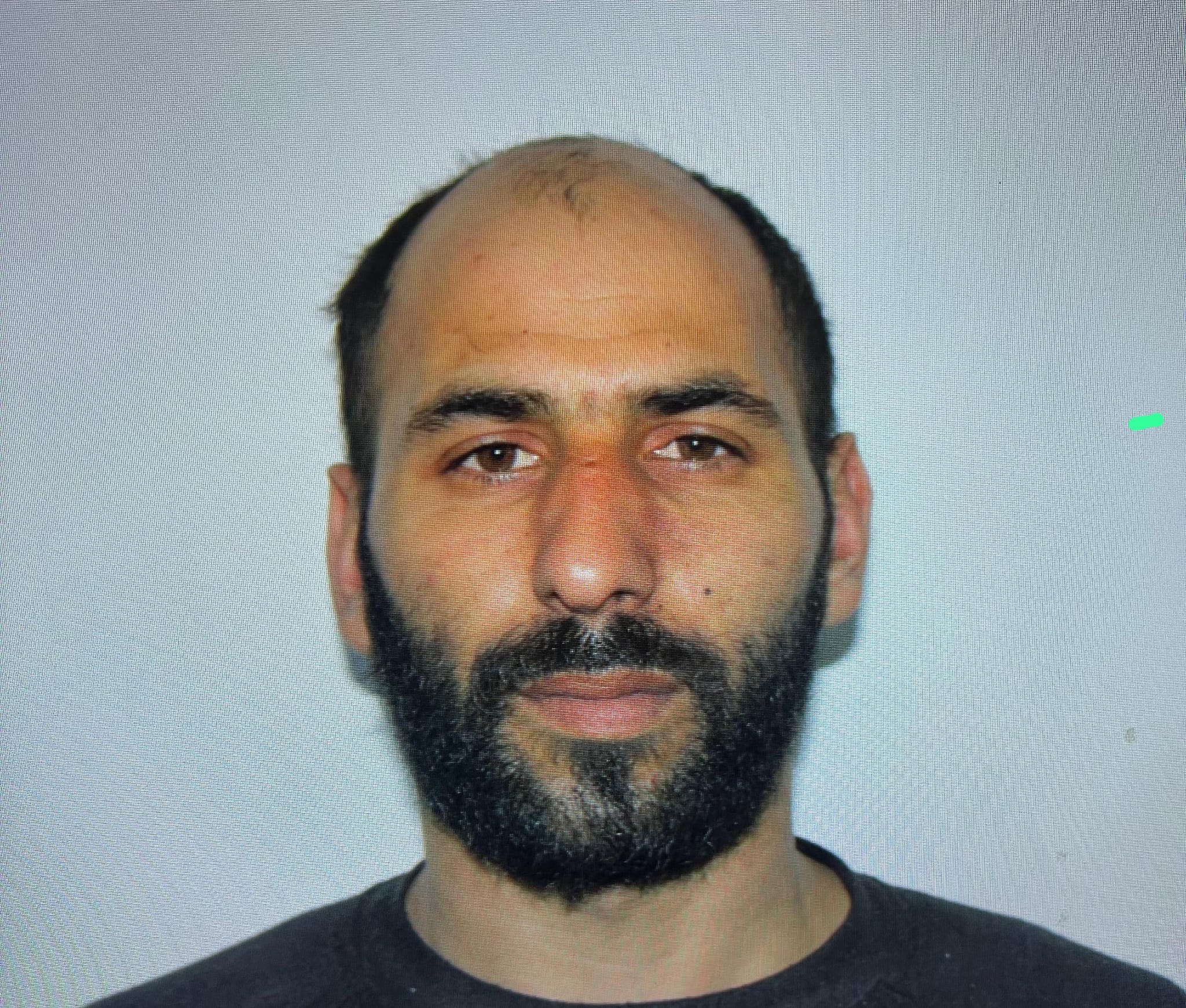 Poliția îl caută pe un bărbat de 32 de ani care a evadat din închisoare.