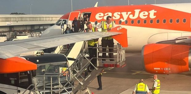 Două avioane și-au ciocnit aripile pe aeroportul din Manchester, iar zborurile au fost suspendate o vreme: „Ne-am năruit pe pistă”