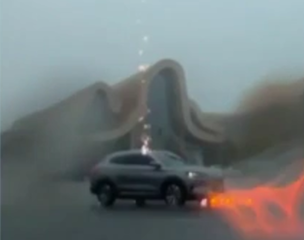 Momentul în care un fulger lovește o mașină care circula cu viteză, în China