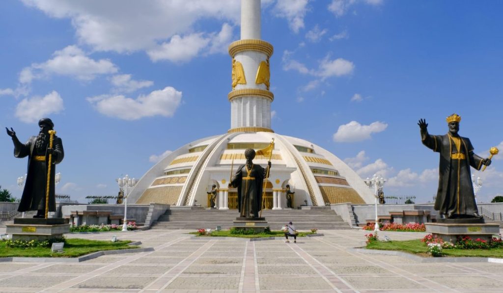 monumentul independentei din asgabat capitala turkmenistanului