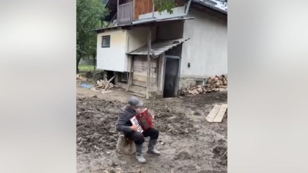 Cu casa distrusă de inundații, nea Vasilică din Broșteni le-a cântat salvatorilor la acordeon | VIDEO