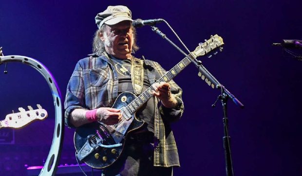 Neil Young îl atacă pe Donald Trump într-o nouă melodie, intitulată „Big Crime”: „Să nu le mai dăm bani miliardarilor fasciști”