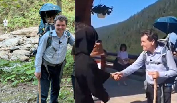 Nicușor Dan a mers, cu băiatul său în spate, la Mănăstirea Arsenie Boca: starețul l-a primit cu pâine și sare