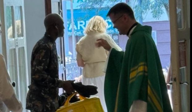 Mesajul ironic al părintelui Francisc Doboș față de propunerea rasistă a lui Dan Tanasă: „Un dac neaoș din Nigeria a venit să se spovedească”