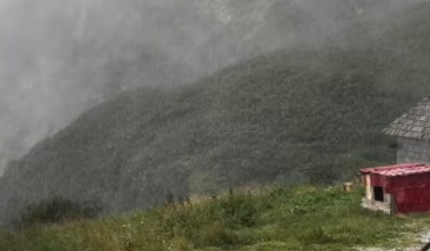 Ninge în Munții Rodnei din Maramureș, în toiul verii. Imagini cu zăpada neobișnuită din luna august