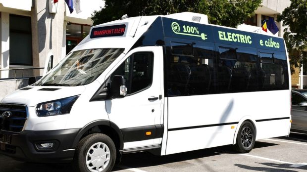 Noi achiziții controversate. Cât au plătit autoritățile din Argeș pentru 52 de microbuze școlare electrice
