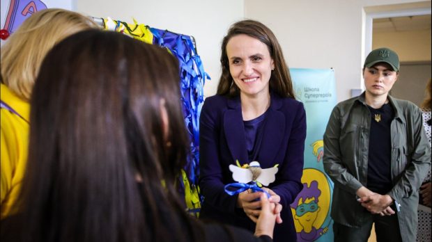 Oana Țoiu s-a dus la Kiev. Șefa diplomației române a vizitat un spital de copii bombardat de ruși și s-a întâlnit cu prim-ministrul Ucrainei