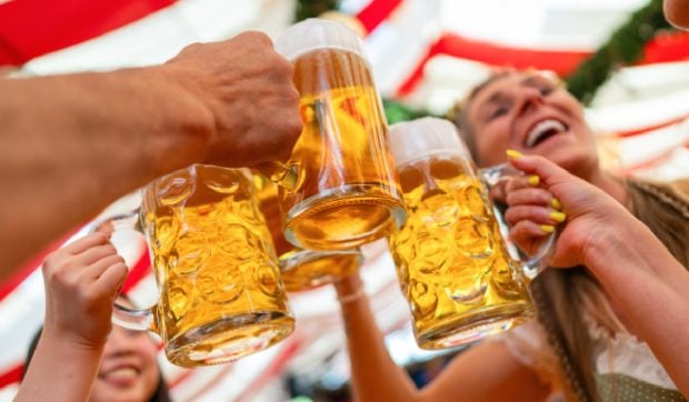 Oktoberfest ajunge în Brașov: bere, distracție și tradiții bavareze în premieră în România