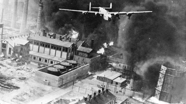 1 august 1943, ziua în care Ploieștiul era programat să fie ras de pe suprafața pământului. „Avioane dușmane au aruncat jucării, bomboane, stilouri care, la cea mai mică atingere, fac explozie”