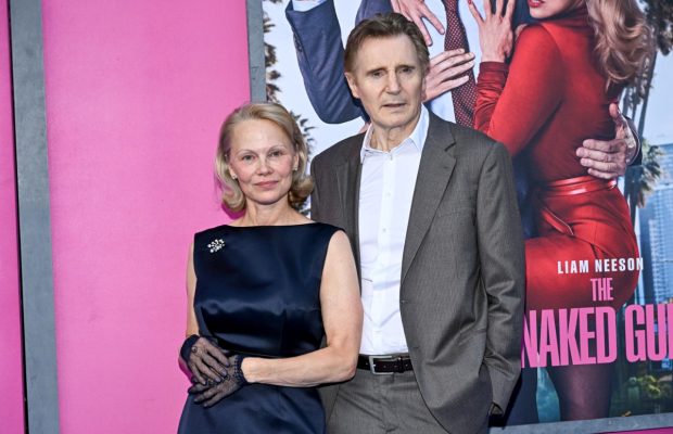 Imagine Stire Pamela Anderson și Liam Neeson ar avea o relație reală. Au fost acuzați că apropierea lor e o strategie de marketing pentru filmul „The Naked Gun” | 2review.ro