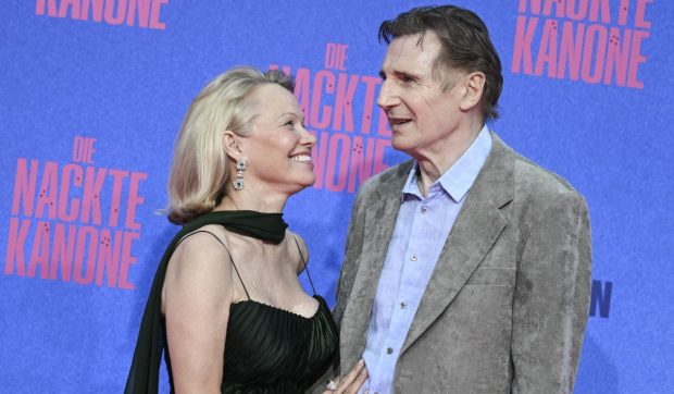 Noul cuplu surpriză de la Hollywood și reacția fiului actorului la vestea lor romantică.