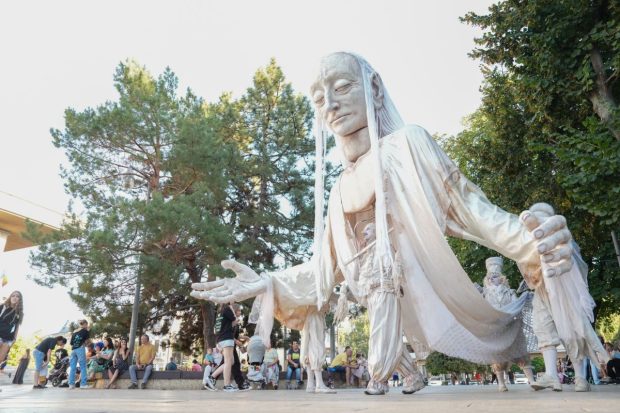 Păpuși gigant au defilat pe străzile din Craiova la Festivalul Puppets Occupy Street